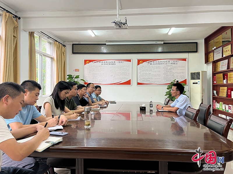 自贡市大安区委副书记黄维庆走访慰问区农业农村局干部职工