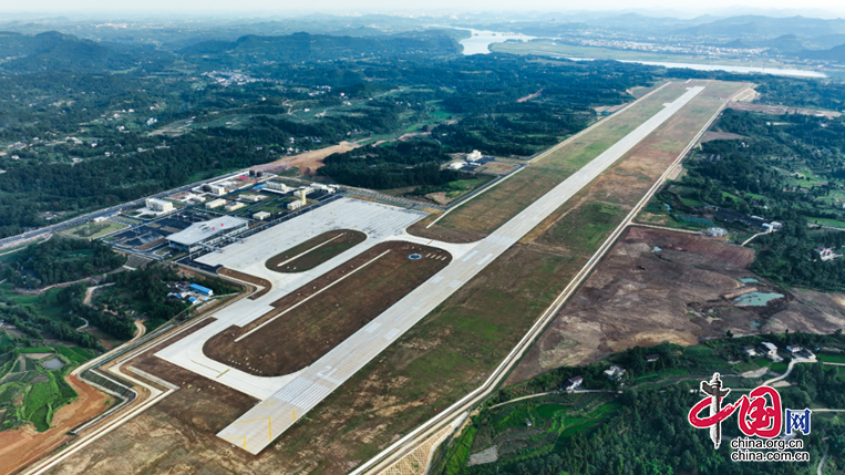 四川閬中古城機場正式校飛