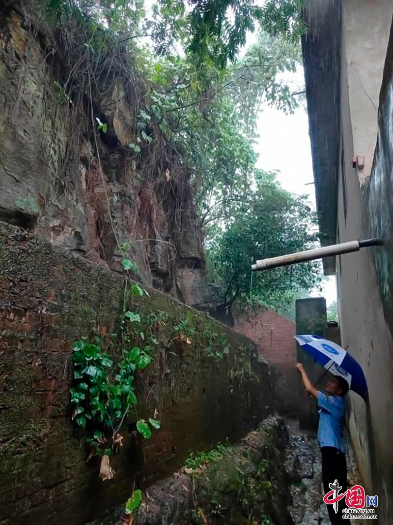 四川自贡：床边飞来落石 老人提前避险