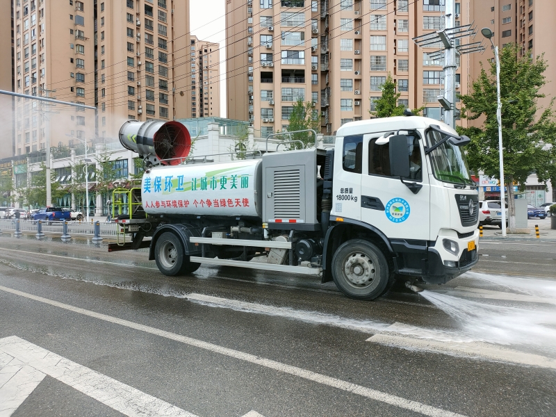 高温持续！射洪市环卫所为城市降温降尘