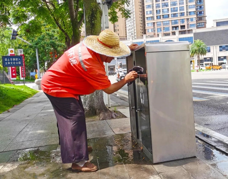 遂宁射洪：高温下的坚守 环卫工烈日下为城市保洁