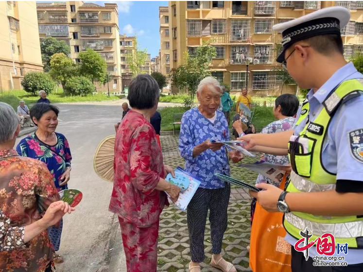 四川南充公安交警開展“一老一小”同守護交通安全宣傳夏季行動