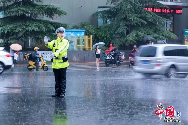 自贡贡井区：暴雨中 穿越风雨守护你