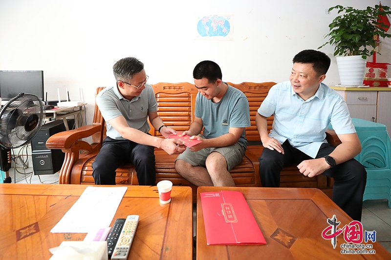 自贡市委常委、市总工会主席龙腾鑫带队开展金秋助学走访慰问活动
