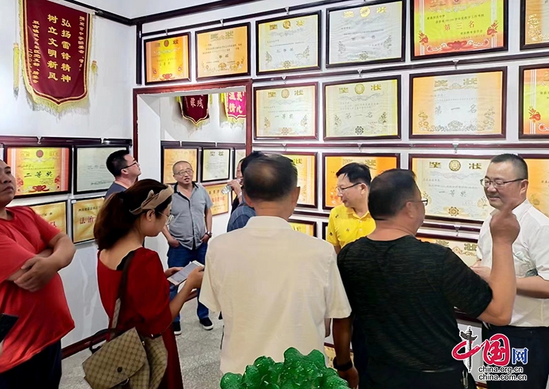四川自贡：市县作家协会到双古中学开展采风活动