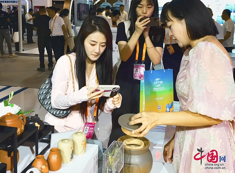 荣州陶文创产品参展2023年中国国际服务贸易交易会
