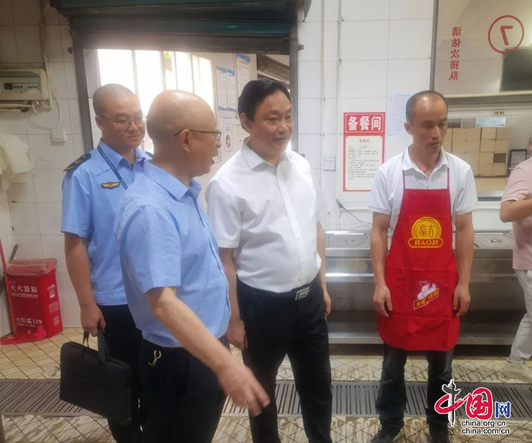 四川南充市市場監管局黨組書記、局長羅靖帶隊暗訪校園食品安全工作