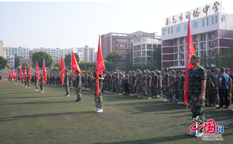 步履鏗鏘展風采 鬥志昂揚鑄軍魂|四川南充市白塔中學舉行高2023級新生軍訓閉營儀式