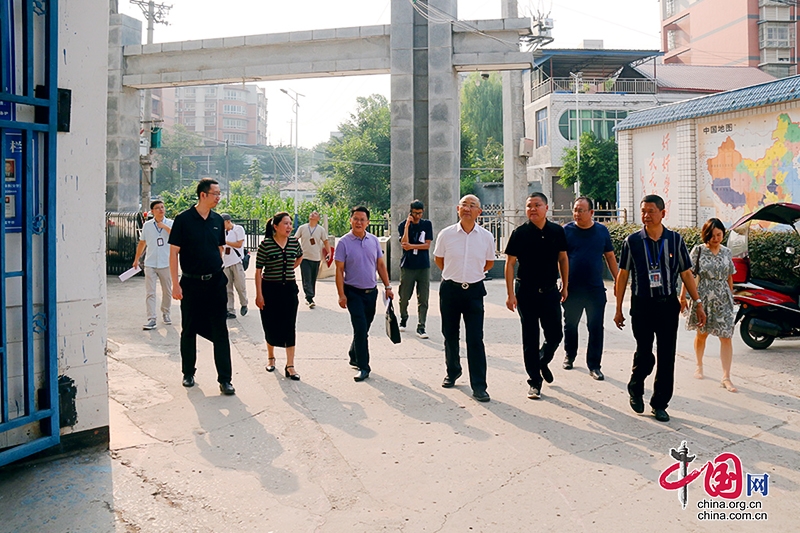 自贡市荣县政协副主席杨泽荣到乐德镇开展教师节慰问