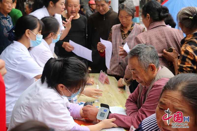 “萬名醫護走基層”志愿服務達州市支隊走進通川區碑廟鎮