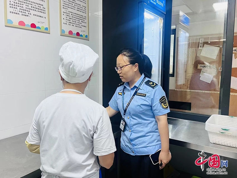 江陽區(qū)市場監(jiān)管局對張壩幼兒園開展食品安全及衛(wèi)生檢查