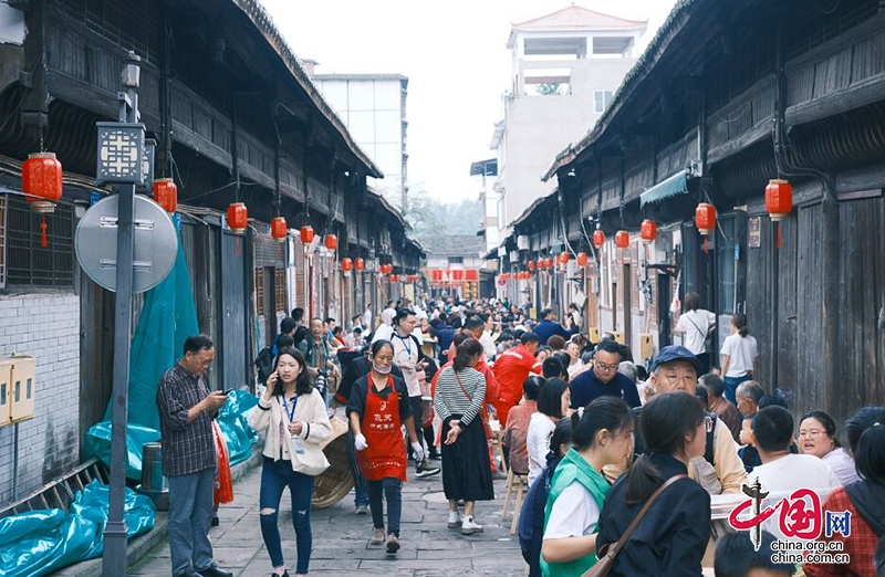 自贡富顺县：千人坝坝宴 过中秋、庆国庆 共叙浓浓家乡情