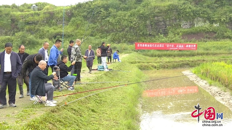 岳池縣：釣魚(yú)比賽慶“雙節(jié)”