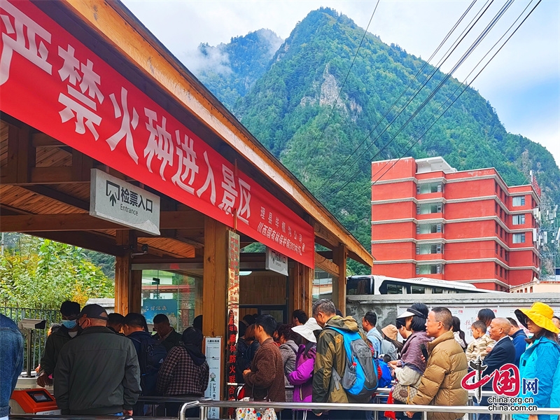 “双节”期间，理县共接待游客313425人次，实现旅游收入25074万元