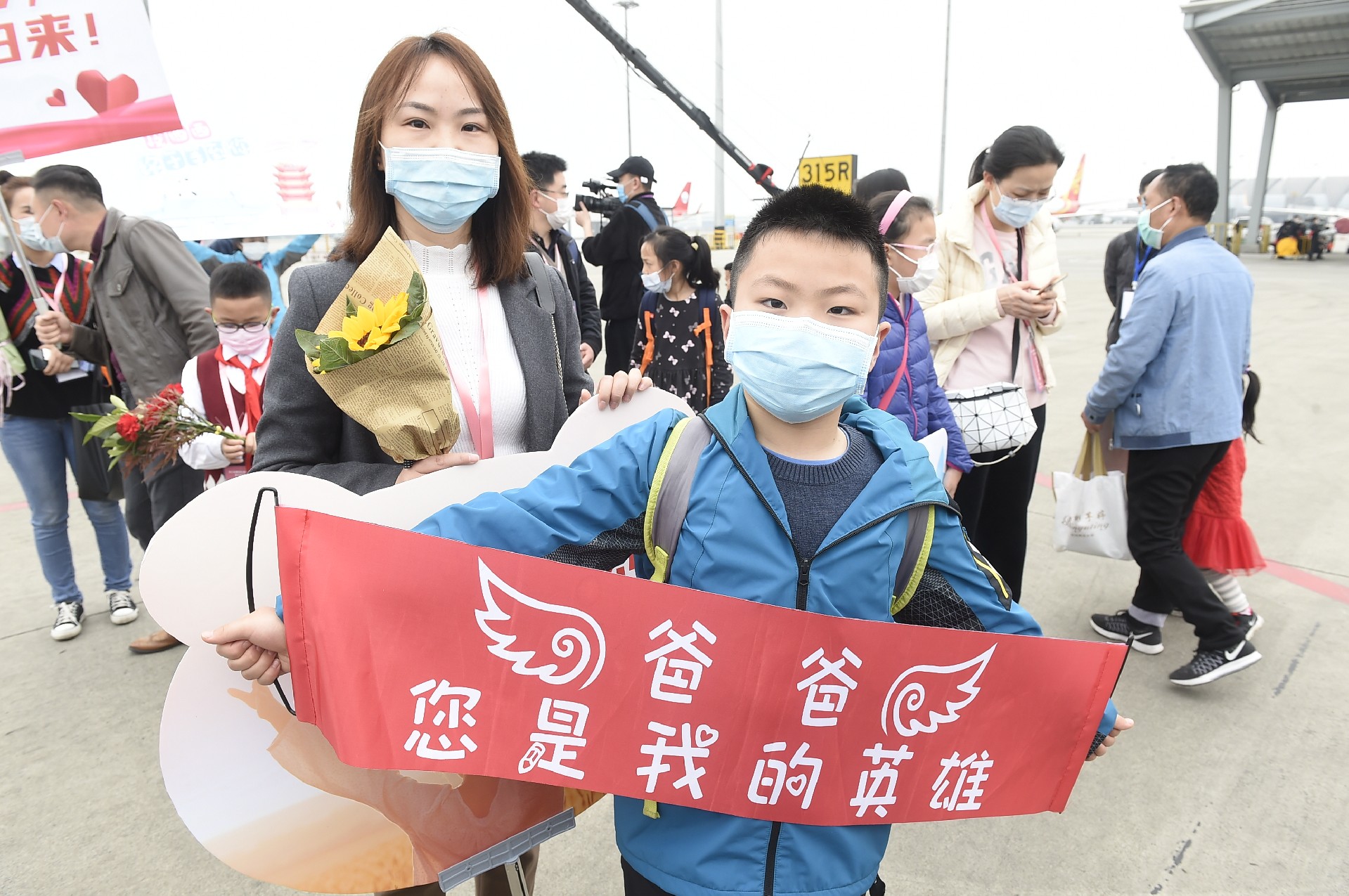 四川最后一批援湖北医疗队队员回家，丈夫羞涩地捧着玫瑰等妻子归来