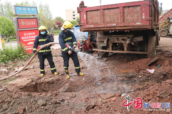 施工不慎挖破天然气管道 安居消防紧急救援