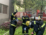 四川廣安：一高層住宅發生火災，消防緊急救援疏散74人！