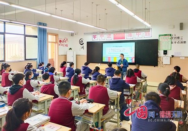 学生佩戴口罩上课.jpg