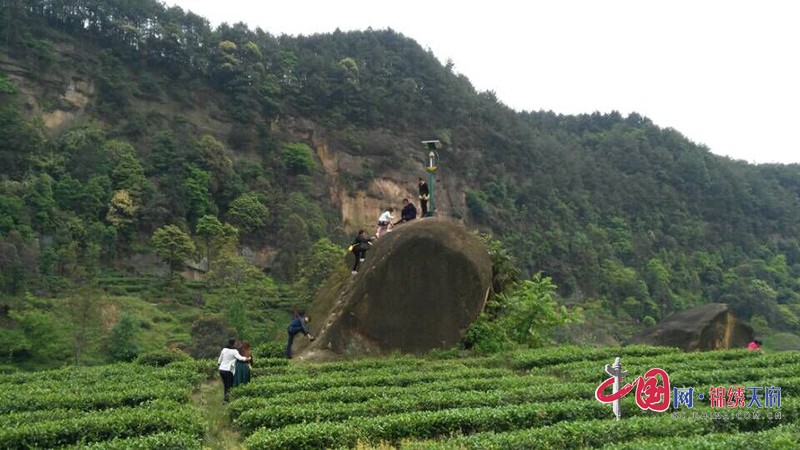 攀岩玩耍（自贡市荣县县委宣传部-供图）.jpg