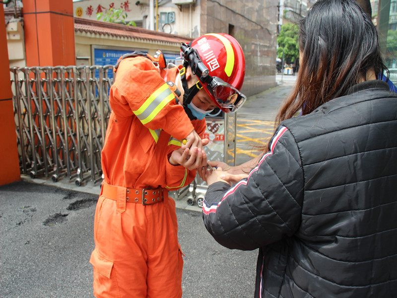 “戒指”變“枷鎖” 女子到船山區(qū)嘉禾路消防救援站求助